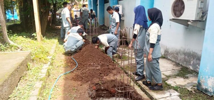 Pembuatan Pondasi Sebagai Pembelajaran Sekaligus Sedekah Jariyah Bagi Siswa Siswi SMKN 1 Kediri