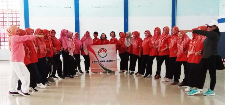 Kegiatan Senam Bersama Dharma Wanita Persatuan SMKN 1 Kediri Kegiatan Senam Bersama Dharma Wanita Persatuan SMKN 1 Kediri