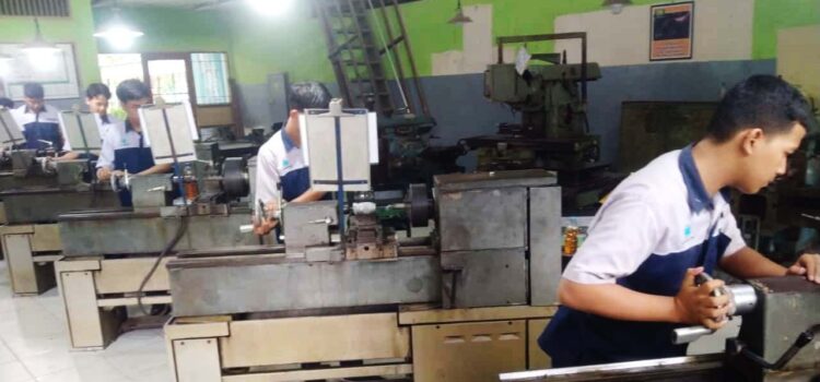 SMK Negeri 1 Kediri Mengawali Ujian Kompetensi Keahlian pada Jurusan Teknik Pemesinan SMK Negeri 1 Kediri Mengawali Ujian Kompetensi Keahlian pada Jurusan Teknik Pemesinan