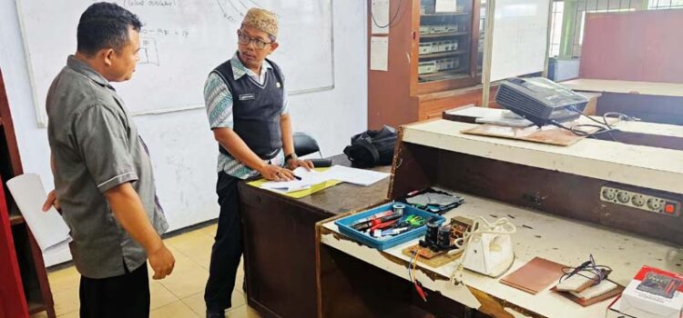 Verifikasi Tempat Ujian Kompetensi (TUK) di SMKN 1 Kediri oleh Pendamping Satuan Pendidikan Bapak Lukman Hakim dan Bapak Hari Utomo Verifikasi Tempat Ujian Kompetensi (TUK) di SMKN 1 Kediri oleh Pendamping Satuan Pendidikan Bapak Lukman Hakim dan Bapak Hari Utomo
