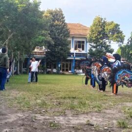 Melestarikan Budaya Bangsa : Latihan Rutin Jaranan SMKN 1 Kediri