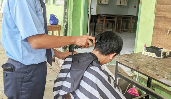 Jurusan TITL SMKN 1 Kediri Buka “Barber Dadakan” Jelang Asesmen Akhir Semester Genap