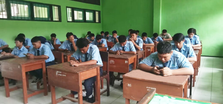 Meski Besok Libur Nasional, Siswa SMKN 1 Kota Kediri Tetap Semangat Menyelesaikan Asesmen Meski Besok Libur Nasional, Siswa SMKN 1 Kota Kediri Tetap Semangat Menyelesaikan Asesmen