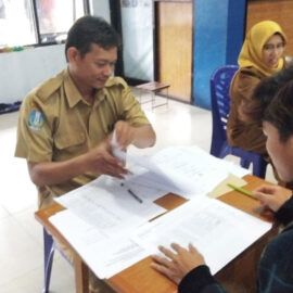 Pengecekan Data Ijazah oleh Siswa Kelas 12 SMKN 1 Kediri