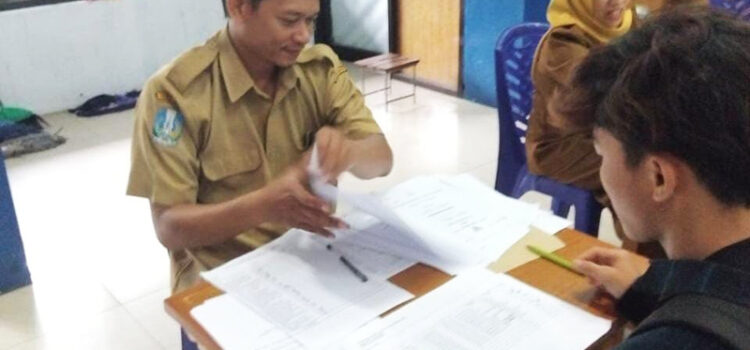 Pengecekan Data Ijazah oleh Siswa Kelas 12 SMKN 1 Kediri