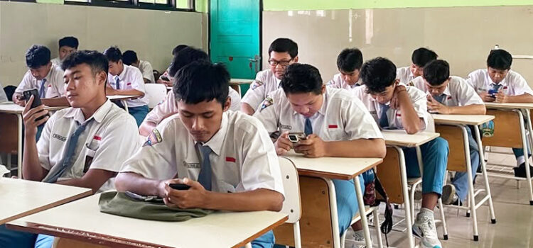 Semangat Tak Surut! Siswa SMKN 1 Kota Kediri Tetap Antusias Ikuti Asesmen Akhir Semester Genap Meski Kediri Diguyur Hujan