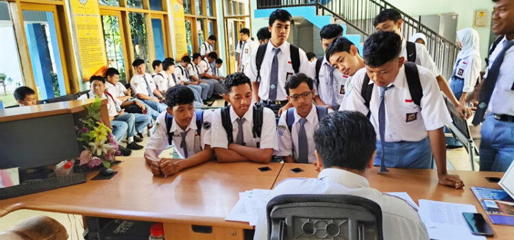 Usai Pengumuman Kelulusan Siswa SMKN 1 Kediri Antre Panjang Ambil SKL