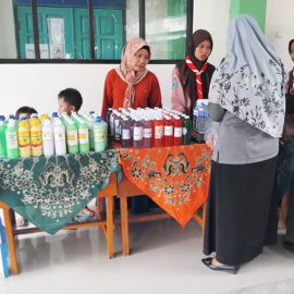 Bazar Unit Produksi dan Jasa Semarakkan Pengambilan Rapor Semester Genap