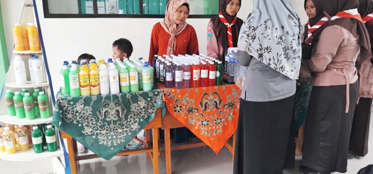 Bazar Unit Produksi dan Jasa Semarakkan Pengambilan Rapor Semester Genap