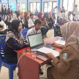 Hari Kedua Pengambilan PIN SPMB 2025 di SMKN 1 Kediri Lebih Ramai