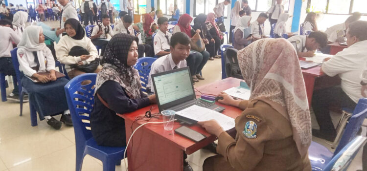 Hari Kedua Pengambilan PIN SPMB 2025 di SMKN 1 Kediri Lebih Ramai