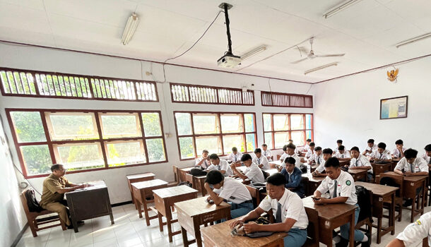 Usai Libur Panjang Idul Adha, Siswa SMK Negeri 1 Kota Kediri Tetap Semangat Menyelesaikan Asesmen Akhir Semester Genap Usai Libur Panjang Idul Adha, Siswa SMK Negeri 1 Kota Kediri Tetap Semangat Menyelesaikan Asesmen Akhir Semester Genap
