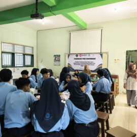 Guru Tamu Kimia Industri Ajarkan Kreasi Hand Body Lotion