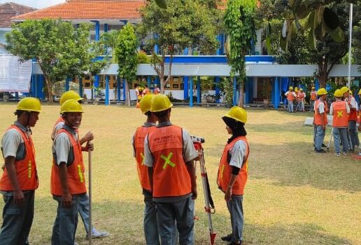 Belajar Materi Ukur Tanah di Lapangan Upacara Belajar Materi Ukur Tanah di Lapangan Upacara