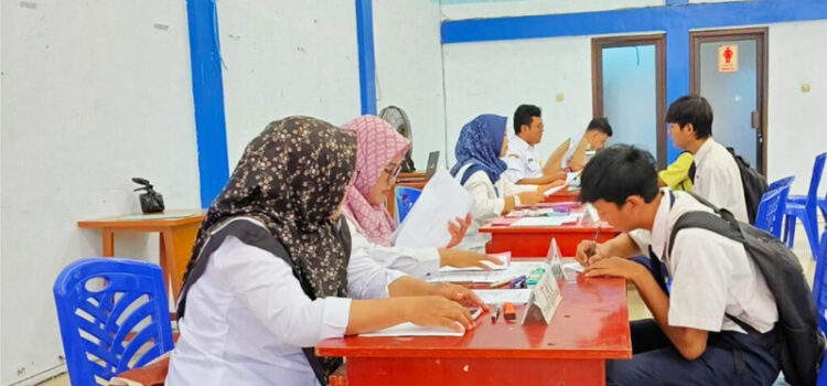 Daftar Ulang Tahap 3 Jalur Domisili di SMK Negeri 1 Kota Kediri Berjalan Lancar