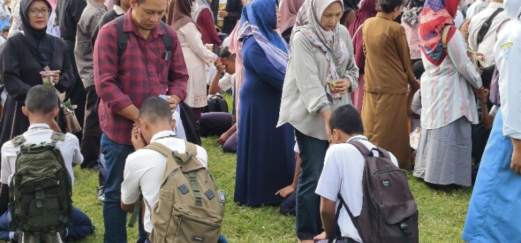 Pembukaan MPLS, Dipenuhi Tangis Wali Murid Pembukaan MPLS, Dipenuhi Tangis Wali Murid