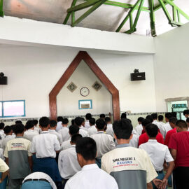 Siswa SMK Negeri 1 Kota Kediri Pilih Sholat Ashar Berjamaah Sebelum Pulang