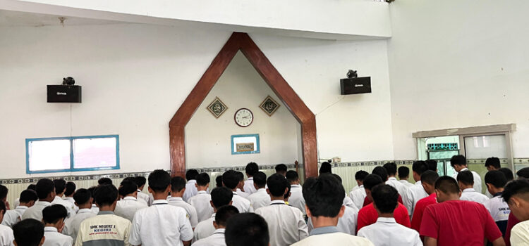 Siswa SMK Negeri 1 Kota Kediri Pilih Sholat Ashar Berjamaah Sebelum Pulang Siswa SMK Negeri 1 Kota Kediri Pilih Sholat Ashar Berjamaah Sebelum Pulang