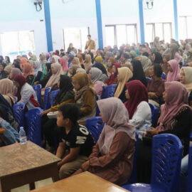 Wali Murid dan Siswa Serbu SMKN 1 Kediri, Antusias Sambut Pembagian Ijazah Kelulusan 2025