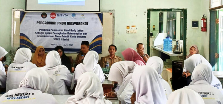 Bekali Siswa Kimia Industri Keterampilan Praktis melalui Pelatihan Pembuatan Hand Body Lotion Bekali Siswa Kimia Industri Keterampilan Praktis melalui Pelatihan Pembuatan Hand Body Lotion