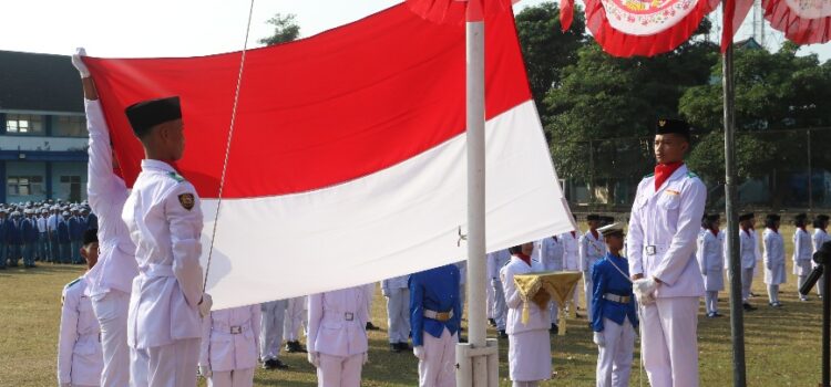 SMKN 1 Kota Kediri Kibarkan Merah Putih dengan Khidmat pada HUT RI ke-80
