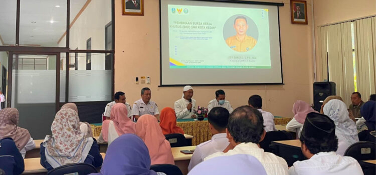Tingkatkan Sinergi dan Kualitas, Dinkop UMTK Gelar Pembinaan BKK SMK di SMKN 1 Kota Kediri