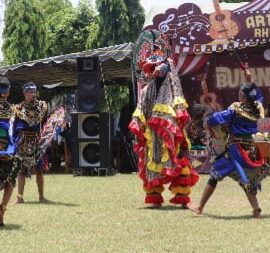 Semarak Hari Ketiga Bulan Bahasa: Paduan Suara Ibu Guru dan Aksi Jaranan Warnai Panggung SMEKSA