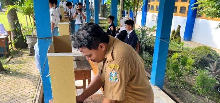 Pesta Demokrasi di SMKN 1 Kota Kediri Pesta Demokrasi di SMKN 1 Kota Kediri