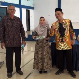 Momen Hangat di SMKN 1 Kota Kediri: Dari Evaluasi Program hingga Pelepasan Guru Purna Tugas