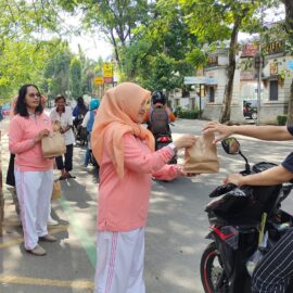 SMEKSA BERBAGI: Sentuhan Kasih Ibu DWP SMKN 1 Kota Kediri Warnai Ramadan dengan Ratusan Takjil!