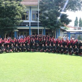 Nuansa Merah-Hitam Warnai Peringatan Hari Kartini di SMKN 1 Kota Kediri