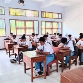 Siswa Kelas 12 Lalui Gerbang Terakhir Menuju Kelulusan