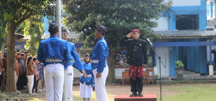 Rayakan Hardiknas dan Kelulusan, SMEKSA Gelar Upacara Adat hingga Rapat Pleno