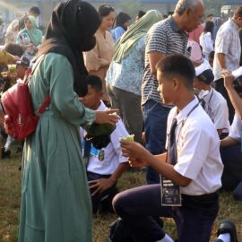 Lestarikan Budaya Jawa, MPLS SMKN 1 Kota Kediri Diwarnai Prosesi Sungkeman dan Siraman Kembang Telon