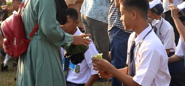 Lestarikan Budaya Jawa, MPLS SMKN 1 Kota Kediri Diwarnai Prosesi Sungkeman dan Siraman Kembang Telon Lestarikan Budaya Jawa, MPLS SMKN 1 Kota Kediri Diwarnai Prosesi Sungkeman dan Siraman Kembang Telon