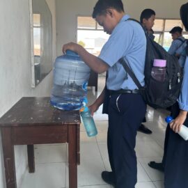 Wujud Nyata Kepedulian Lingkungan dan Kesejahteraan Siswa: SMKN 1 Kota Kediri Sediakan Air Minum Gratis di Setiap Kelas